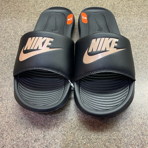 🆕 Nike Victori One Slide Black, Metallic Red Bronze, Women’s Size 8 - Picture 1 of 6